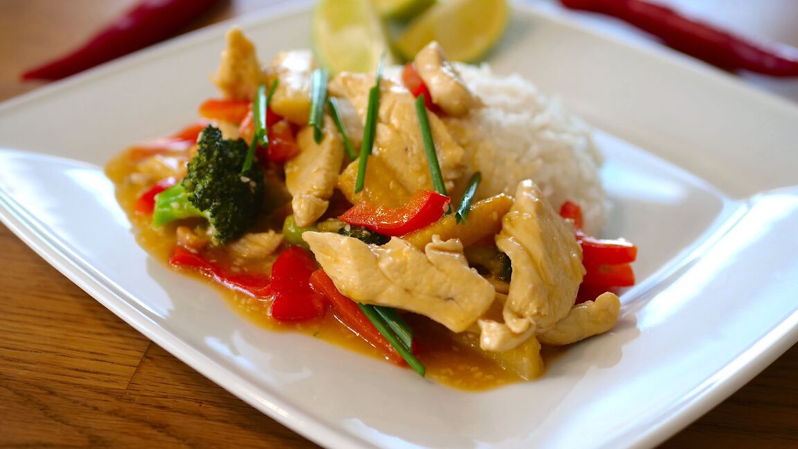 Kurczak z Orzechami Ziemnymi i Sezamem